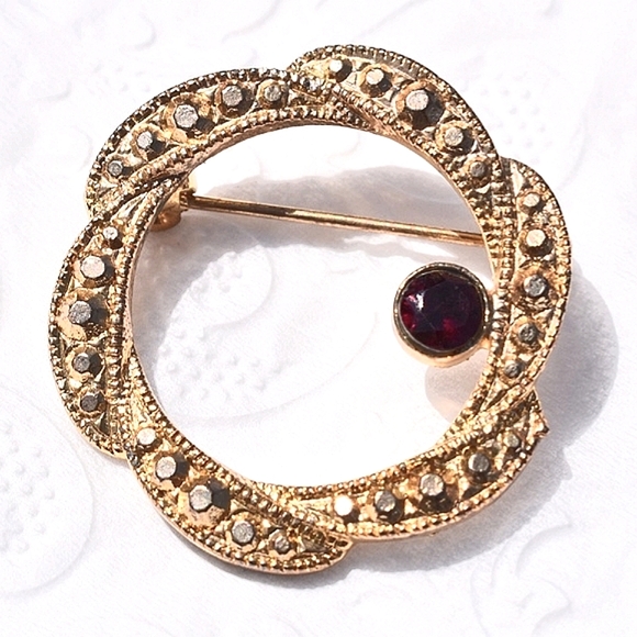 💞💗 Vintage Gold Plated CircleTwisted Wreath Brooch Red Rhinestone 1.2" - Picture 3 of 7